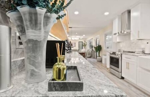 Oakton House | Quiet Luxury Home - Modern - King - 20 Min from DC