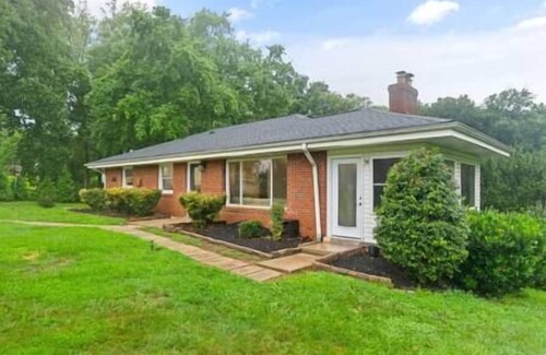 Oakton House | Quiet Luxury Home - Modern - King - 20 Min from DC