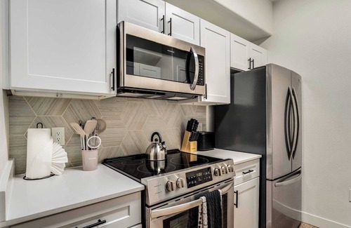Chandler Apartment | Quiet Modern 1BR Pickleball, Pool, Parking, Gym 08