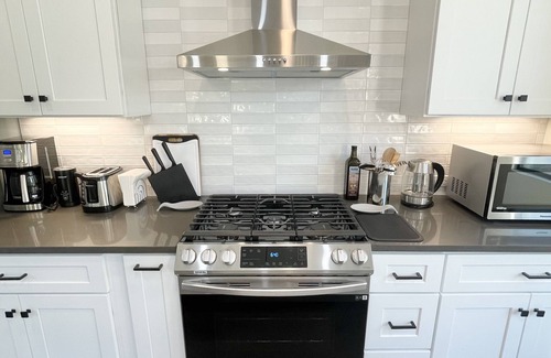 St. Johns House | Quiet Oasis 10 min from Downtown, New Build 2022!