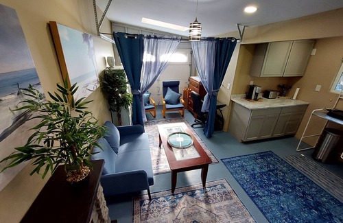 Mid City Apartment | Quiet Oasis in Los Angeles Close to All