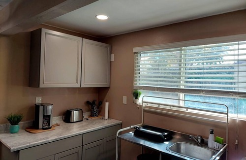 Mid City Apartment | Quiet Oasis in Los Angeles Close to All