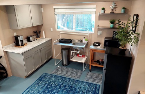 Mid City Apartment | Quiet Oasis in Los Angeles Close to All