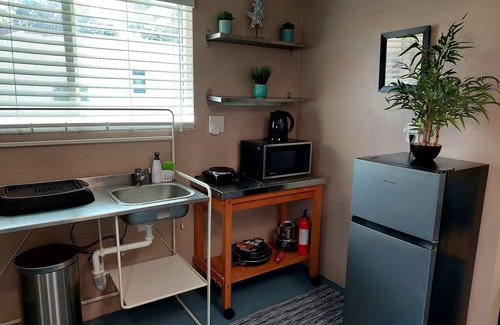 Mid City Apartment | Quiet Oasis in Los Angeles Close to All