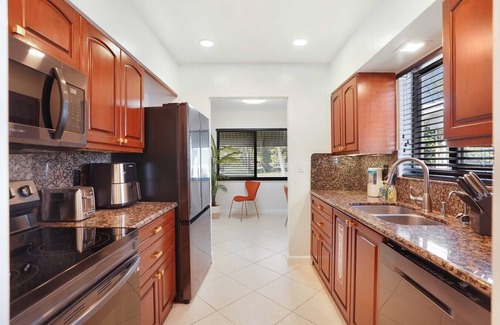 Downtown Hollywood House | Quiet Oasis Steps From Shop snear the Beach -CS61