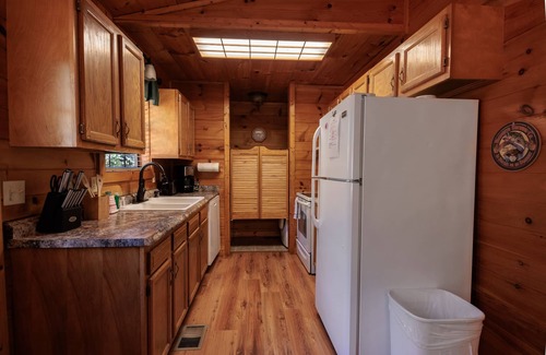 Sevierville Cabin | Quiet One-Level Cabin, Hot Tub, Fire Pit, WiFi, 8 Miles to Parkway