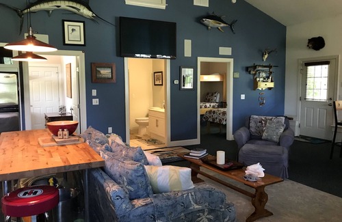 Temperanceville Cabin | QUIET, pet-friendly nature retreat with HOT TUB & without getting BIT!n