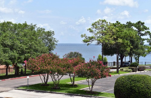 Montgomery Condo | Quiet, pet-friendly 2 Bedroom/2 Bath lakefront condo with pool and dock access