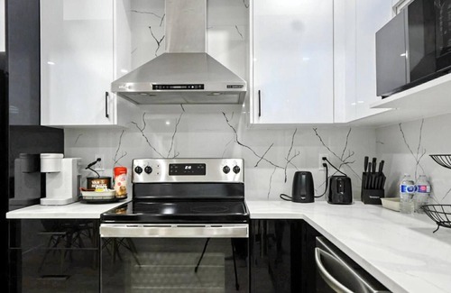Southwest Calgary House | Quiet & Private 2 Bedroom Basement in SW. Banff Access