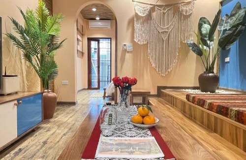 French Quarter Apartment | Quiet Private Apartment, 5' to Hoan Kiem Lake, 2 Balconies, 1 Bedroom, Free WIFI - NETFLIX, Zeit Home 506