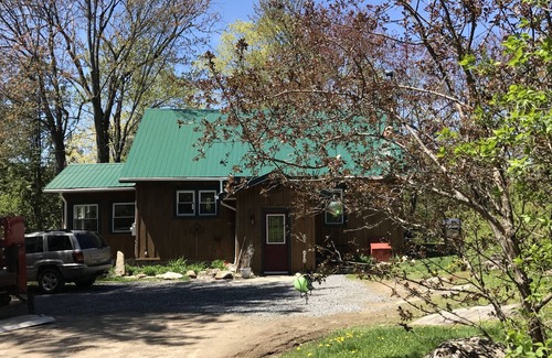Lake of Bays House | Quiet, Private Muskoka Charm - Lake Front with Pool – Sleeps 8-10