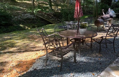 Chapel Hill Apartment | Quiet, quaint 2 bedroom 2 bath upstairs apartment 3.5 miles from UNC
