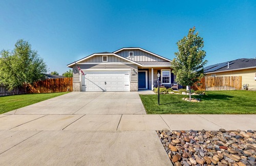 Middleton House | Quiet Ranch-Style Home with Fenced Yard, Gas Grill, Firepit & Fireplace