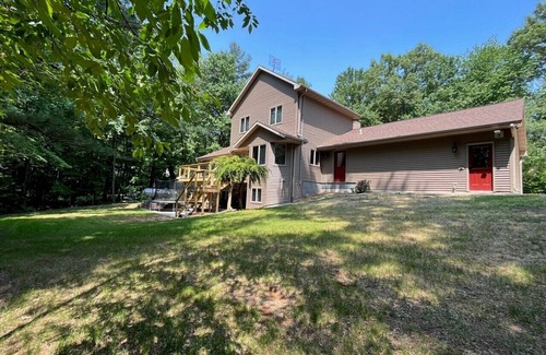 New London House | Quiet relaxing wooded property.