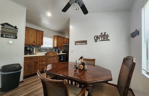 Eufaula House | Quiet Retreat. 5 Minutes to the Marina and Boat Ramp and Pet Friendly!