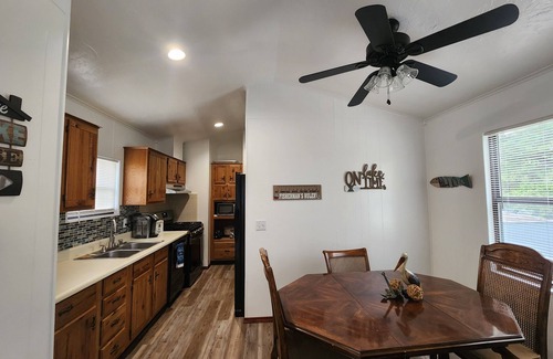 Eufaula House | Quiet Retreat. 5 Minutes to the Marina and Boat Ramp and Pet Friendly!