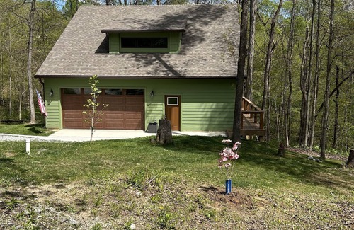 Martinsville House | Quiet retreat nestled in the woods.