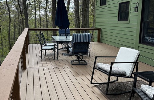 Martinsville House | Quiet retreat nestled in the woods.