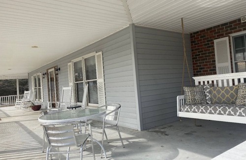 Chocowinity House | Quiet Retreat Outside Greenville: "Las Flores"