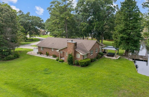 River Bend House | Quiet Riverfront 3BR/2BA house with Spa, Dock, and Golf Carts