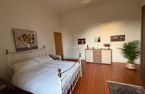 Merchiston House | Quiet room in vibrant Bruntsfield with private parking
