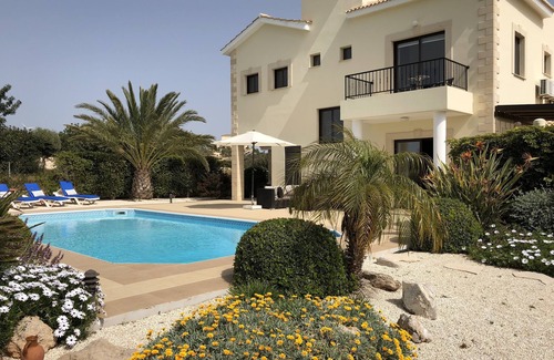 Kouklia Villa | Quiet sea view villa with private pool and large garden