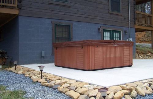 Shenandoah Cabin | Quiet Secluded 'Hilltop Log Cabin' Get Away Vacation Cabin Rental with King Bed!