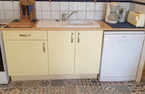 Surzur Cottage | Quiet, single-storey gîte in renovated 18th-century farmhouse.