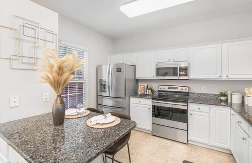 Long Lake House | Quiet Spacious Home- central to Airport, Crabtree & food