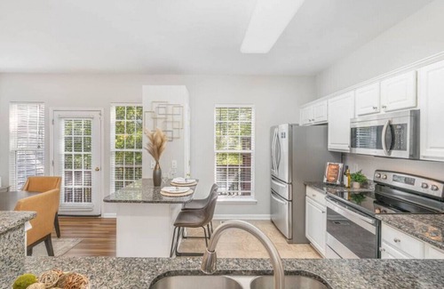 Long Lake House | Quiet Spacious Home- central to Airport, Crabtree & food