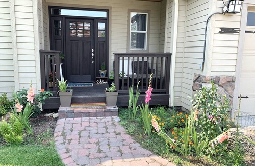 Mountain View House | Quiet, Spacious with Private Backyard and Garden. Comfy, full kitchen, games!