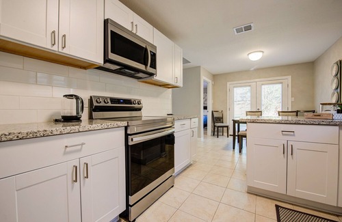 Spring House | Quiet Spring Spring Retreat, office, fast WiFi, 10 mins to International Airport