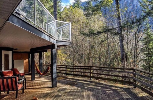 Squamish House | Quiet Squamish Home/5 bdrms/3 bthrms/2 kitchens Chief Views.