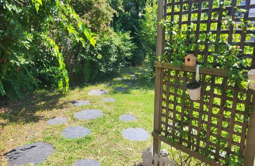 La Varenne Saint-Hilaire Apartment | Quiet studio overlooking wooded garden. Close to RER station and shops.