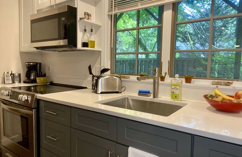Beverly Hills House | Quiet studio with full kitchen in Beverly Hills neighborhood 5 min from the pkwy