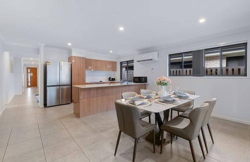 Park Ridge House | Quiet & Stylish | 3mins to Mall | Modern 4BR House