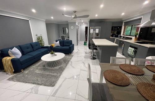 Singleton Heights House | Quiet suburban four bedroom house near shops and RSL club with restaurant.