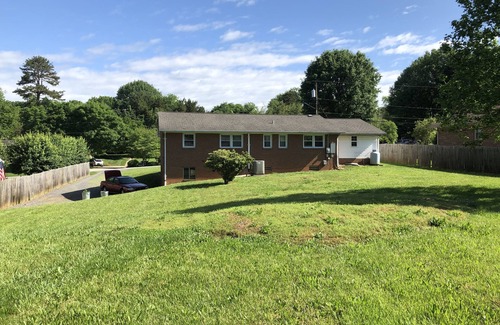 Winston - Salem House | Quiet Suburban House in Winston Salem