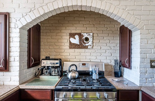 Tonawanda House | Quiet Suburban Home Minutes from Airport, Niagara Falls + all major attractions.