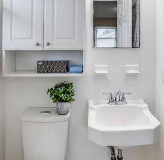 Rochester Apartment | {Quiet Suburban Ranch Hot Tub} Mins Arpt/RIT/DWNT