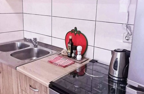 Cove Parja Cabin | Quiet suburban studio with Organic garden acess and breakfast options