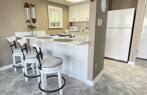 Villa Sabine Condo | Quiet, Sunny & Cheap! Walk to the Beach!n2 Night Getaways