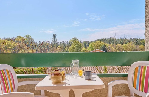 Barbotan-les-Thermes Apartment | Quiet T1 bis with balcony, near Thermes, Free WiFi