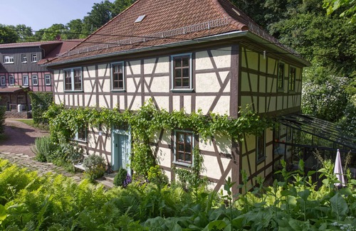 Bad Liebenstein Apartment | Quiet vacation apartment in Glücksbrunn Castle Park - right next to Altenstein Park