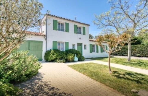 Ars-en-Re Villa | Quiet villa between pine forest and ocean.