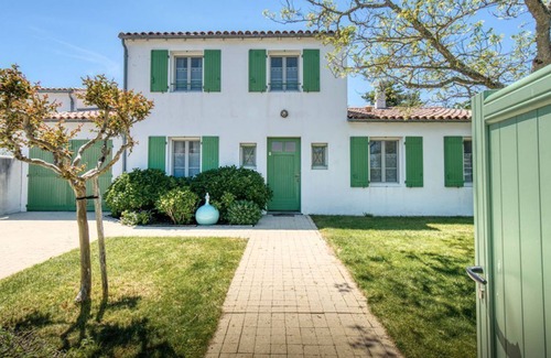 Ars-en-Re Villa | Quiet villa between pine forest and ocean.