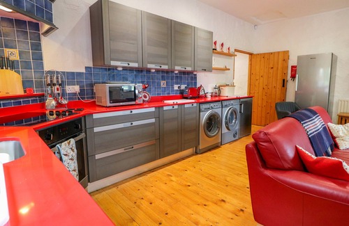 Coleraine Cottage | QUIET WATERS COTTAGE, pet friendly, with a garden in Coleraine