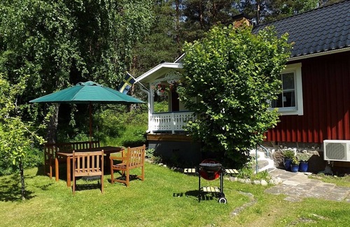 Rosenfors House | Quietly located cottage right next to the forest and 300 m from the water