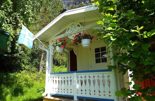 Rosenfors House | Quietly located cottage right next to the forest and 300 m from the water