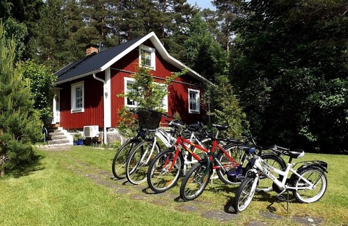 Rosenfors House | Quietly located cottage right next to the forest and 300 m from the water